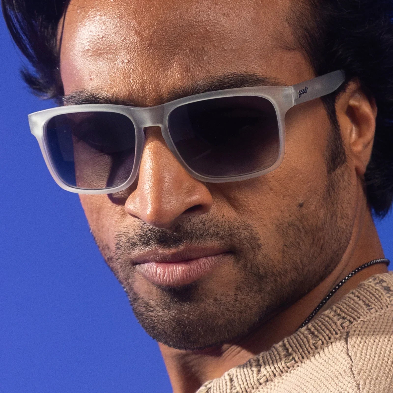 Gioca con disinvoltura con i massi