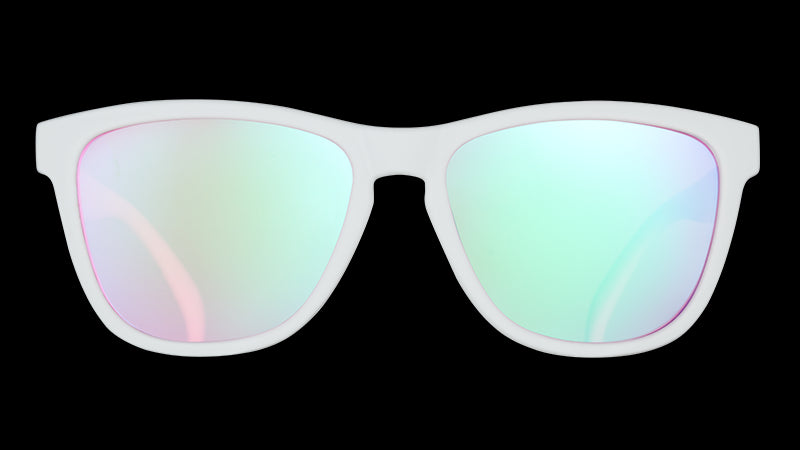 Vista frontale di occhiali da sole bianchi di forma quadrata con lenti rosa non riflettenti.