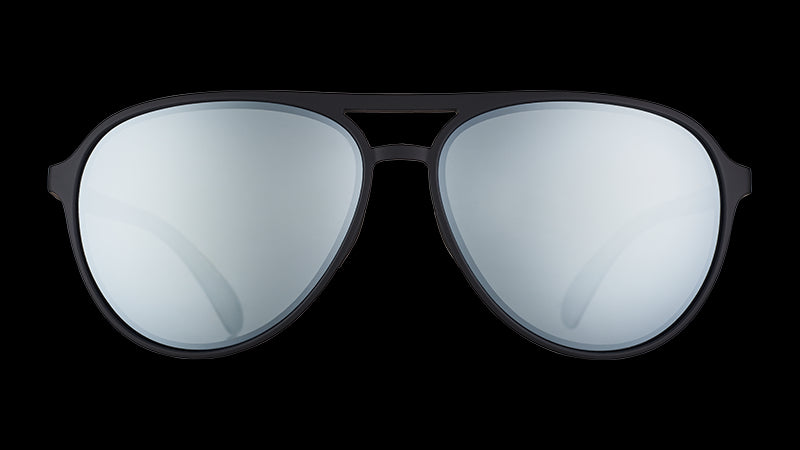 Vista frontale di occhiali da sole da aviatore con montatura nera e lenti cromate riflettenti su sfondo bianco.