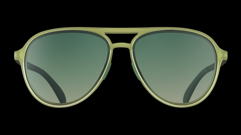 Vista frontale di occhiali da sole aviatore verde cadetto e lenti verdi sfumate.