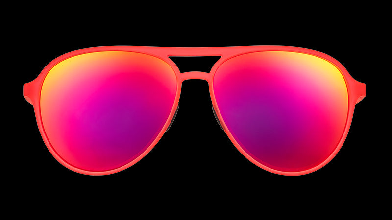 Vue de face de lunettes de soleil aviateur rouge vif avec des verres miroirs rouges.