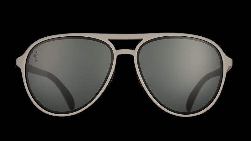 Vista frontale di occhiali da sole aviator grigi con lenti nere non riflettenti su sfondo bianco.