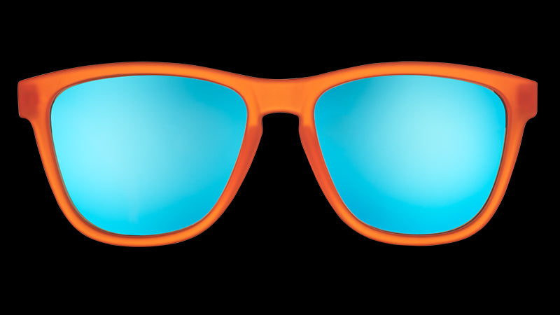 Vue de face de lunettes de soleil orange vif avec des verres réfléchissants bleus sur fond blanc.