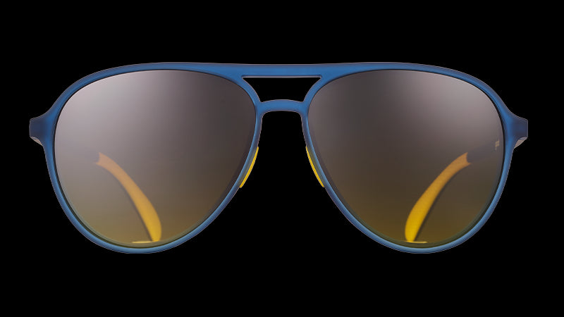 Vista frontale di occhiali da sole aviator blu navy con lenti color ambra scuro e accenti di grip in silicone giallo all'interno della montatura.