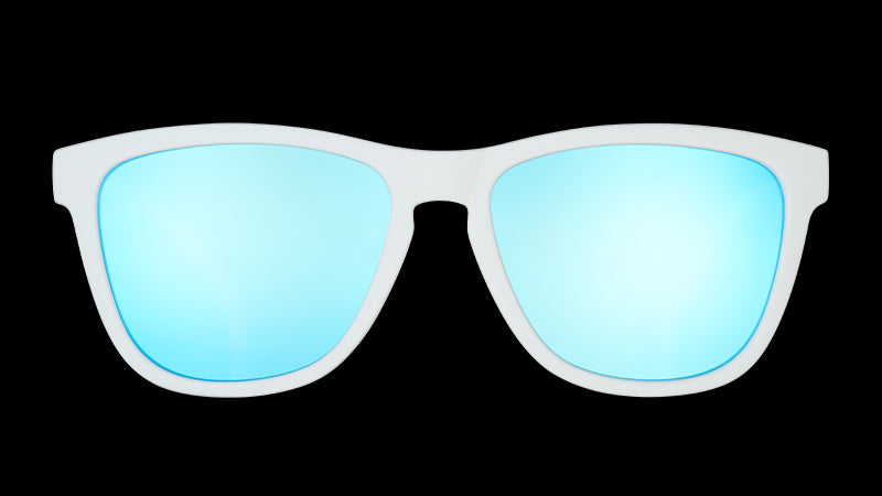 Vista frontale di occhiali da sole bianchi di forma quadrata con lenti blu specchiate polarizzate.