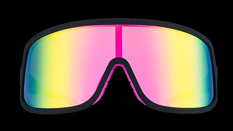 Vorderansicht einer schwarzen Wraparound-Sonnenbrille mit rosafarbenem, reflektierendem Einzelglas und rosafarbenem, innenliegendem Nasengriff aus Silikon.