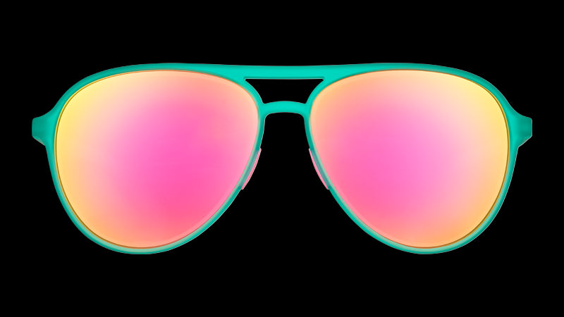 Vista frontale di occhiali da sole aviator polarizzati color verde acqua con lenti rosa specchiate.