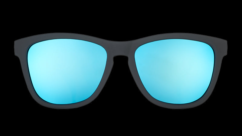 Vista frontal de unas gafas de sol negras de forma cuadrada con cristales espejados azules polarizados.