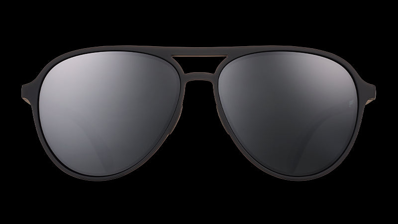 Vista frontal de las gafas de sol de aviador negras con lentes negras polarizadas antirreflejantes.