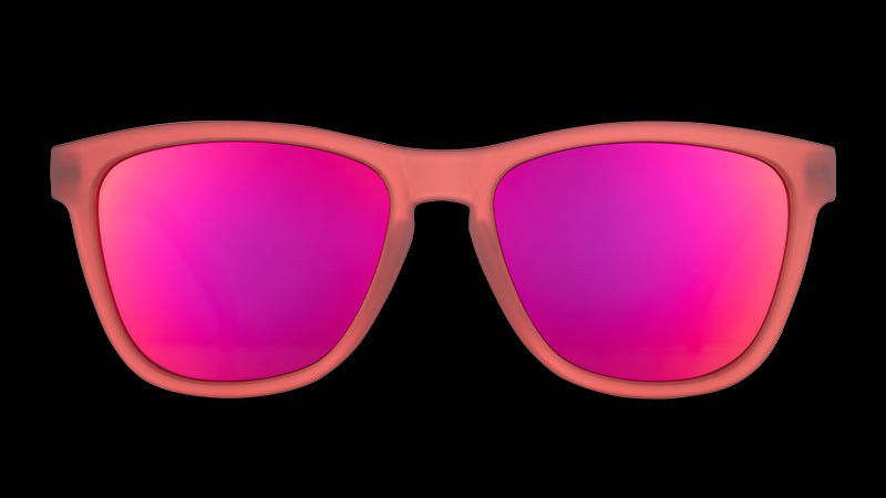 Vue de face de lunettes de soleil rouges de forme carrée avec des verres miroirs rouges polarisés.