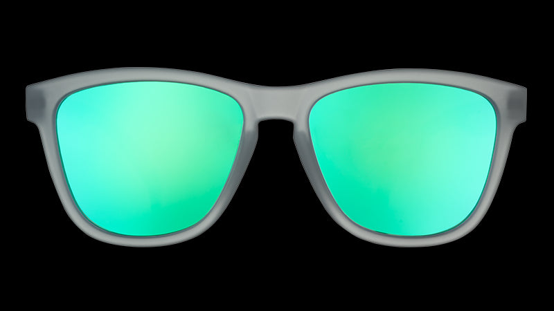 Vue de face de lunettes de soleil grises de forme carrée avec des verres miroirs verts.