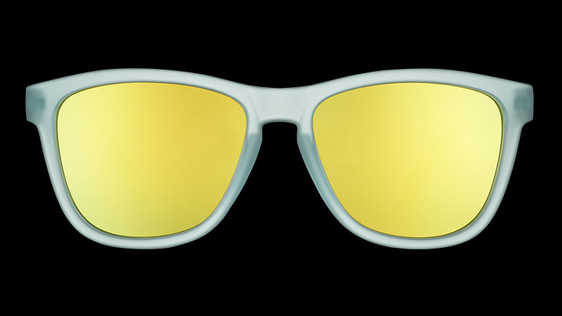 Vorderansicht einer Sonnenbrille mit hellblauem, durchscheinendem Rahmen und reflektierenden, goldenen Gläsern.