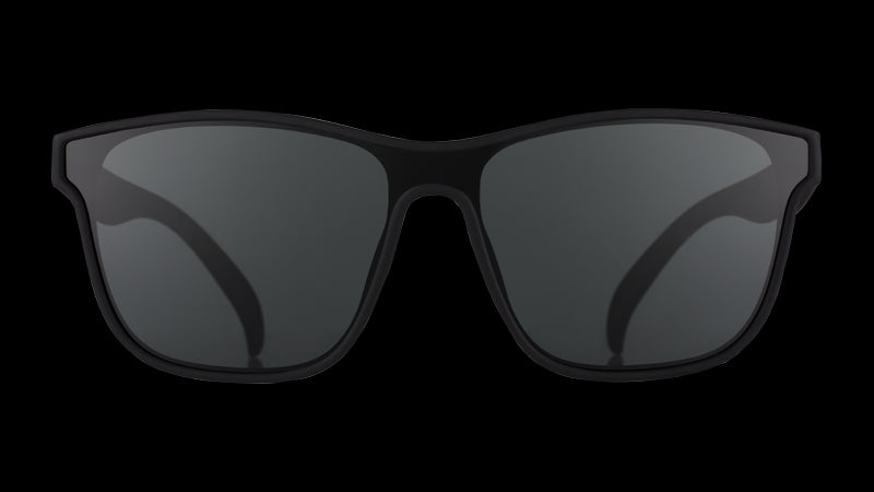 Vista frontale di occhiali da sole neri con lente piatta nera non riflettente.