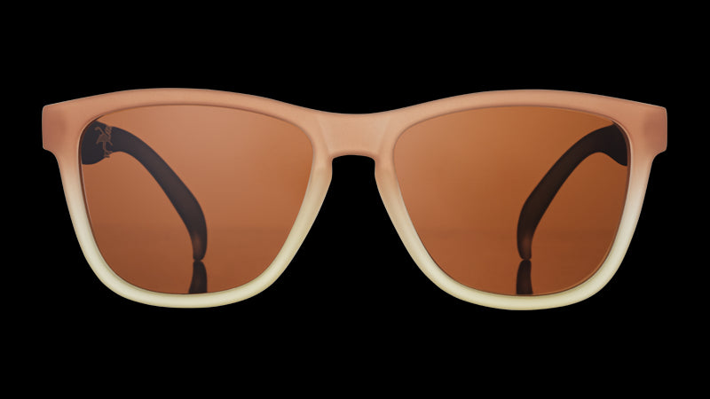 Vista frontale di occhiali da sole di forma quadrata con sfumatura marrone-bianca e lenti marroni non riflettenti.