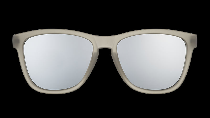 Vooraanzicht van een vierkante zonnebril met doorschijnend donkergrijs montuur en grijze gepolariseerde glazen.