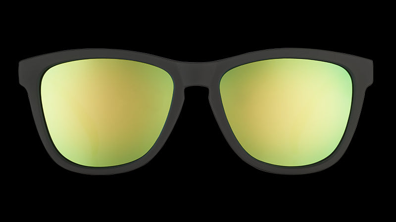 Vorderansicht einer quadratischen schwarzen Sonnenbrille mit grün verspiegelten Gläsern.