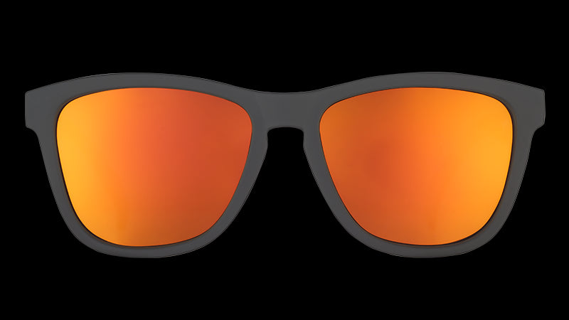 Vooraanzicht van een vierkante zwarte zonnebril met reflecterende amberkleurige glazen.
