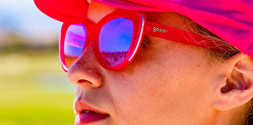 Frau trägt Goodr Sand Trap Queen Golf-Sonnenbrille